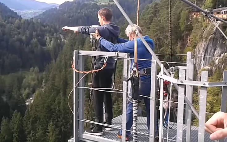 Όταν πας για bungee jumping και το μετανιώνεις τελευταία στιγμή